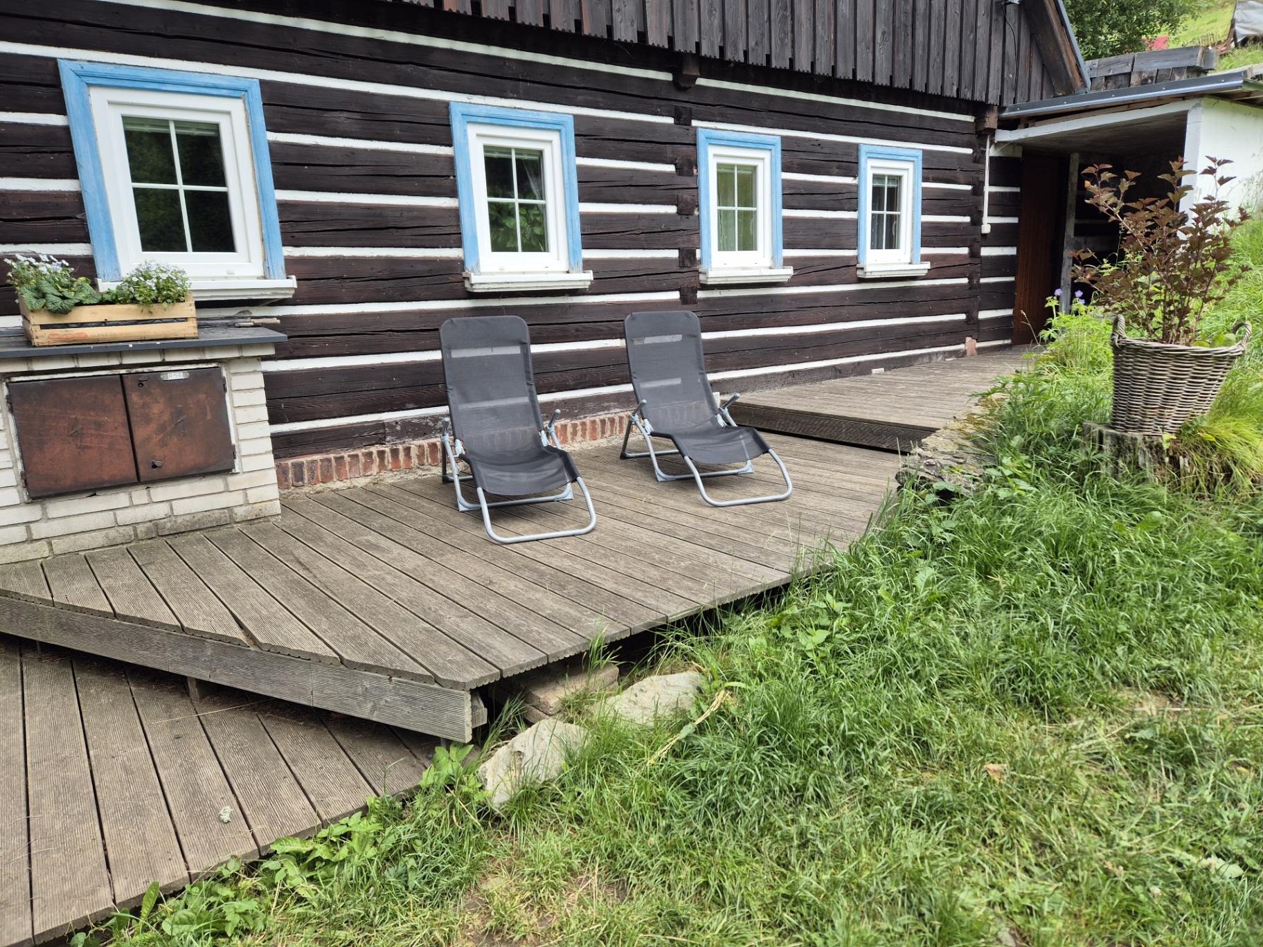 Lehátka na dřevěné terase u sauny a jezírka