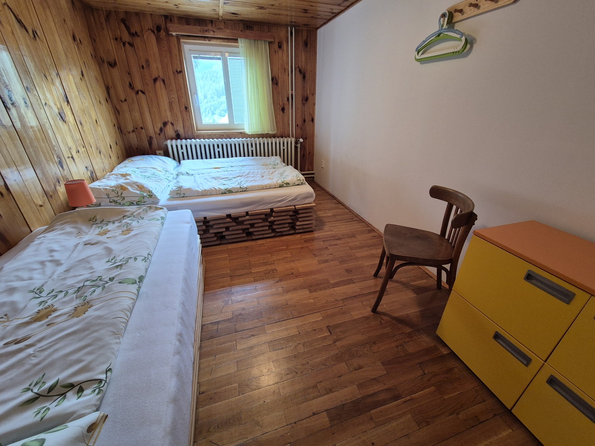 Pokoj č. 2 — výhled z okna
