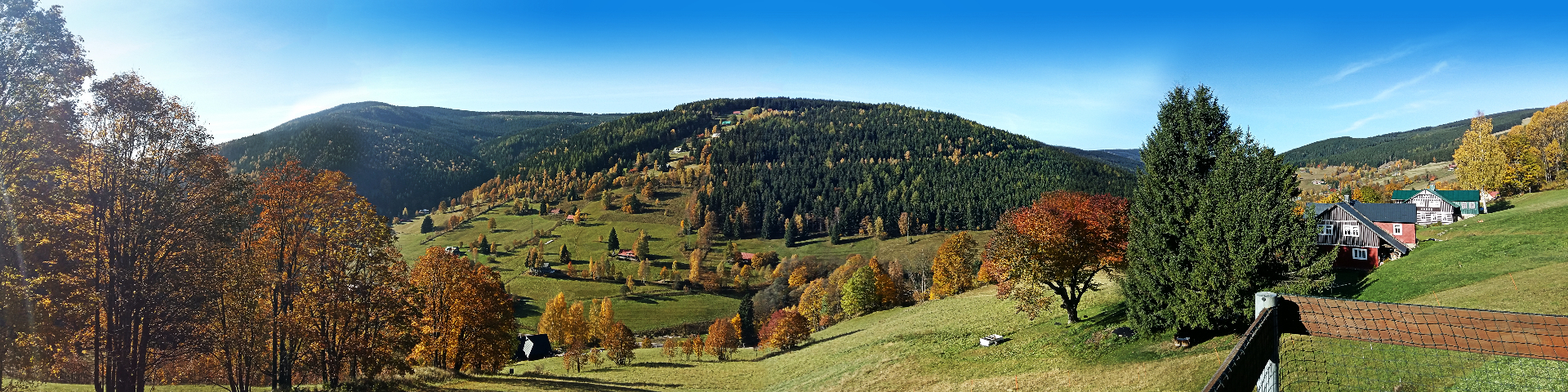 Podzimní panoramatický pohled z terasy